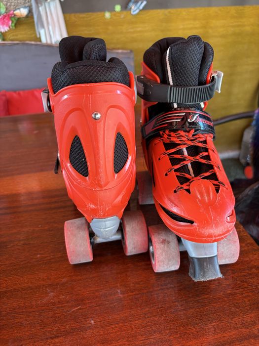 Червени кънки.