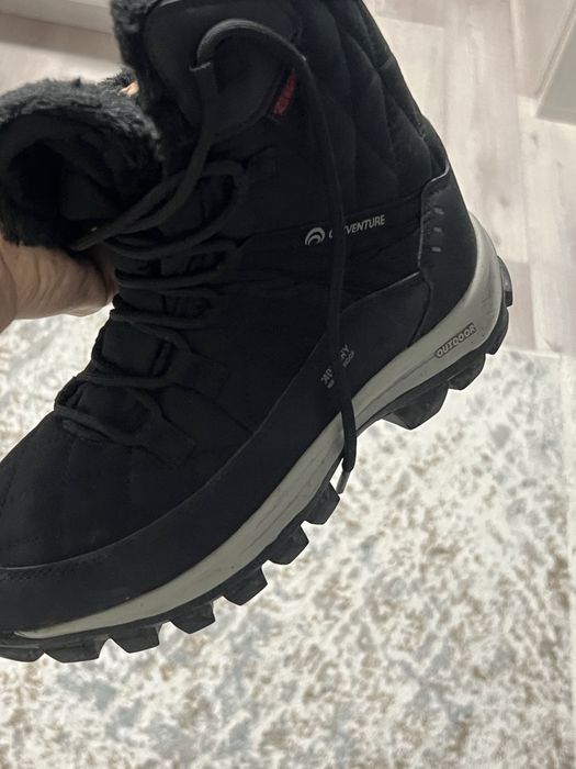 Продам ботинки спортивные