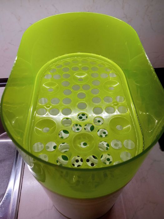 Стерилизатор за бебешки шишета и приготвяне на храна на пара