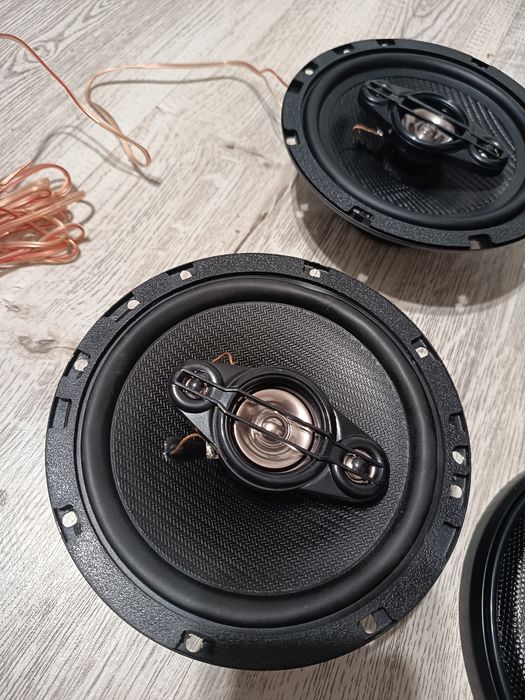 Boxe auto Akai 16 cm/200W