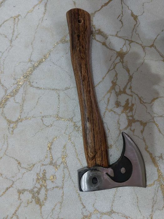 Удобни за работа брадви и копачи ,елегантен нож