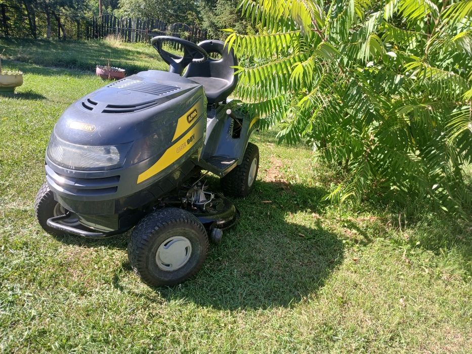 Tractoras tuns iarba