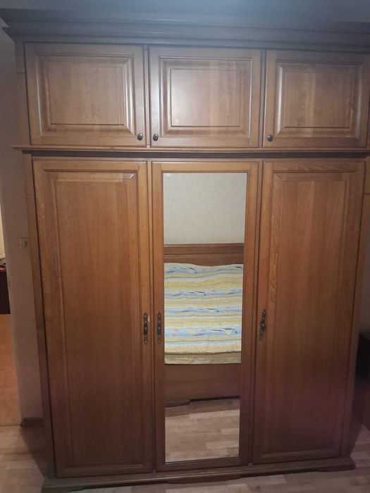 Трикрилен гардероб масивна дървесина, с надстройка - отлично състояние