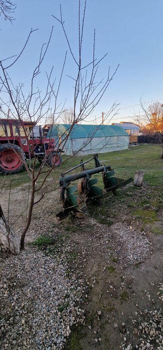 Tractor cu remorca si plug
