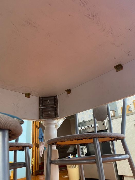 Стол и стулья кухонные