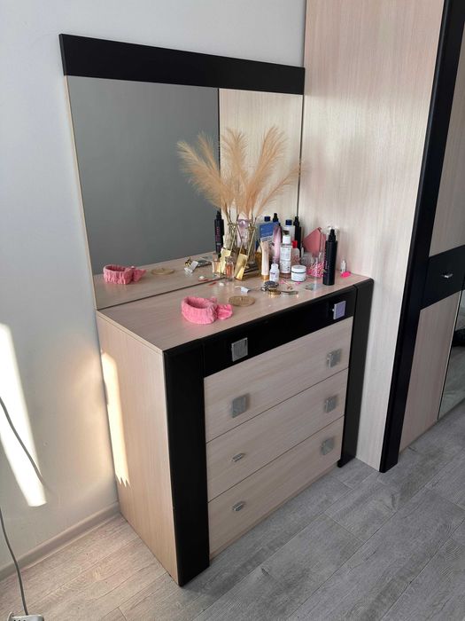 Продам спальный шкаф, зеркало