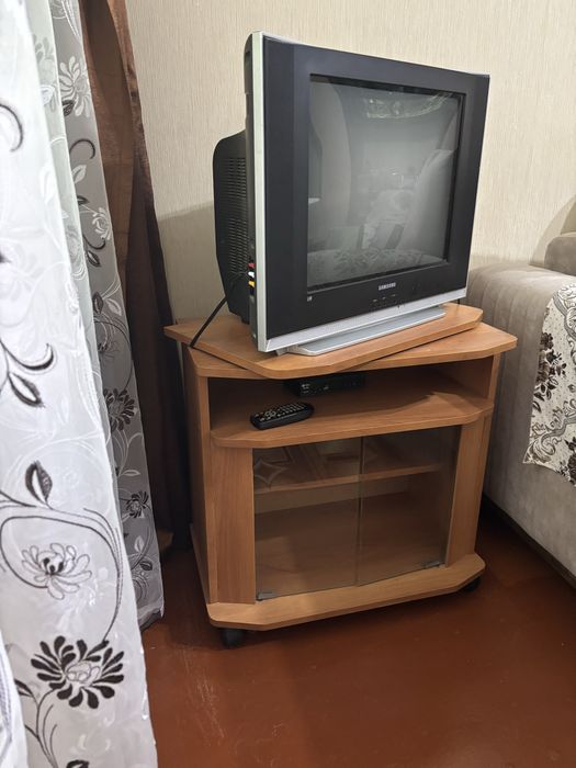 Продам телевизор (+тумбочка и приставка)