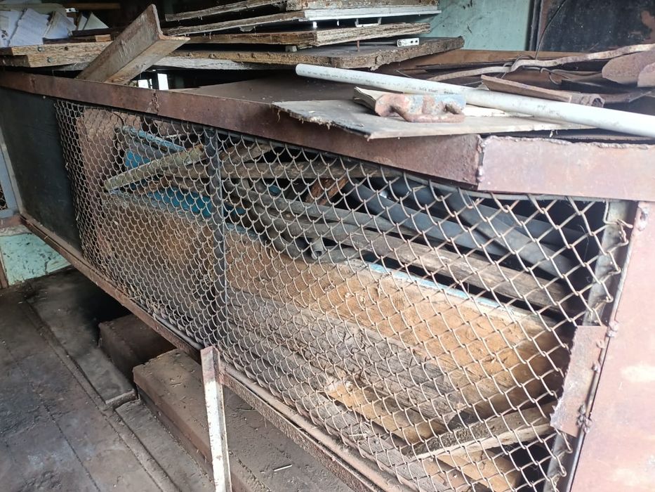 Срочно продам будку с закрывающимися дверьми.