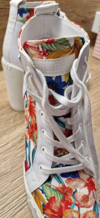 Обувки Guess платформа