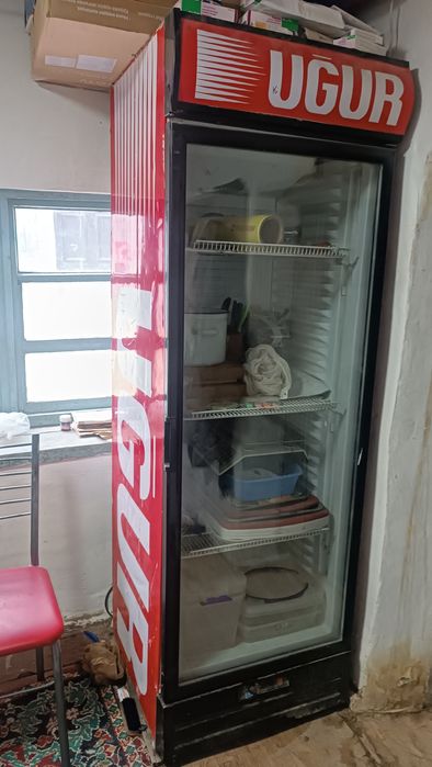 Продается витеринный холодильник UGUR