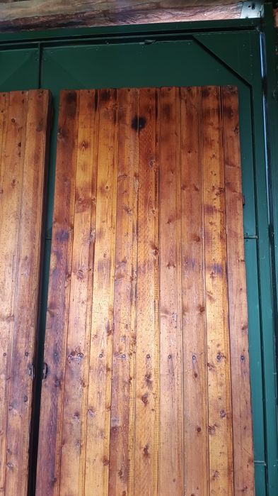 Продавам двукрила плътна врата от винкел, ламарина и чамова ламперия