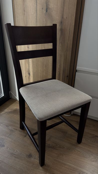 Два броя кухненски столове