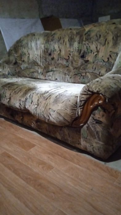 Продам м/уголок,пуфик.б/у 2000т