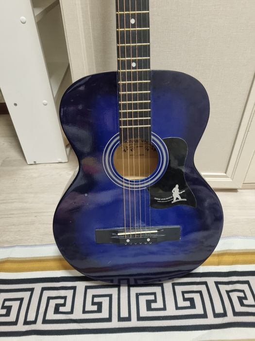 Гитара акустика вообще не играла стоит дома