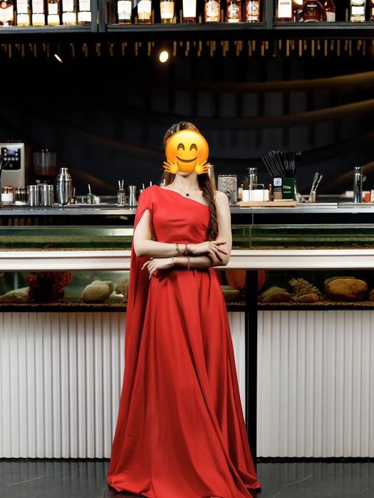 Эффектное вечернее платье в красном цвете