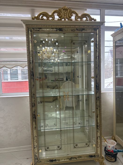 Витрини запазени с осветление