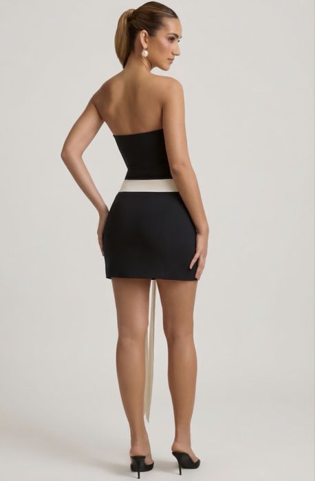 НОВА елегантна черна рокля с етикет OhPolly M размер