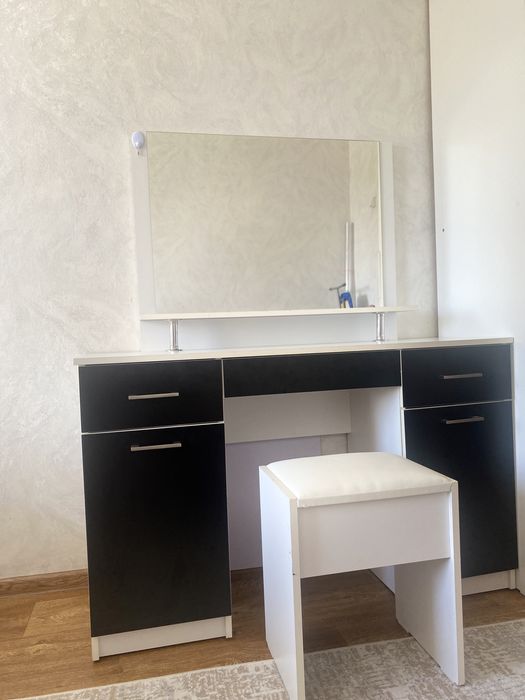 Продам туалетный столик