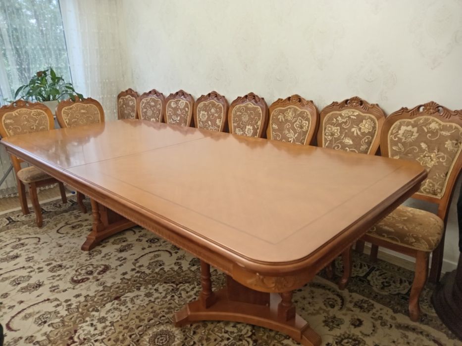 Стол и стенка для гостиной