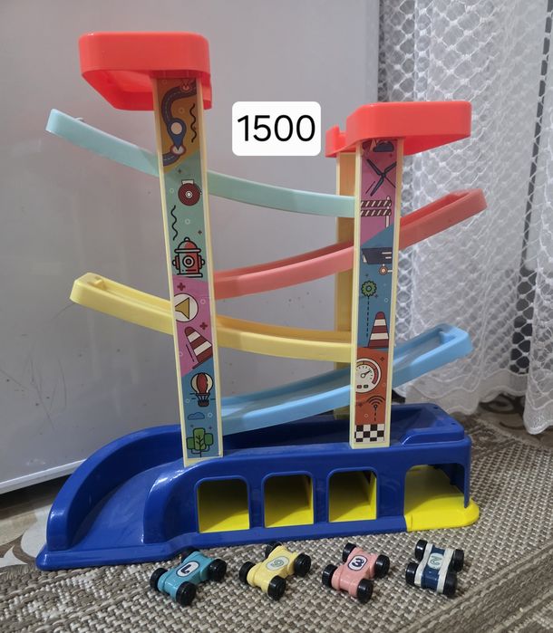 Продам горку, машинки, музыкальные рули в хорошем состоянии