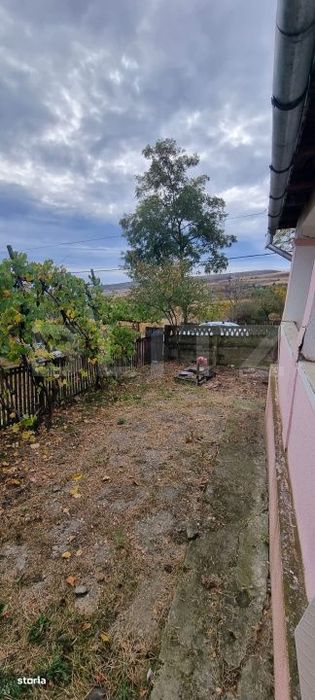 Casa cu doua corpuri,curte si gradina