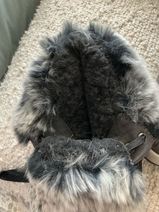 Ghete de piele intoarsa cu blanita decorativa si captusite cu blana 38