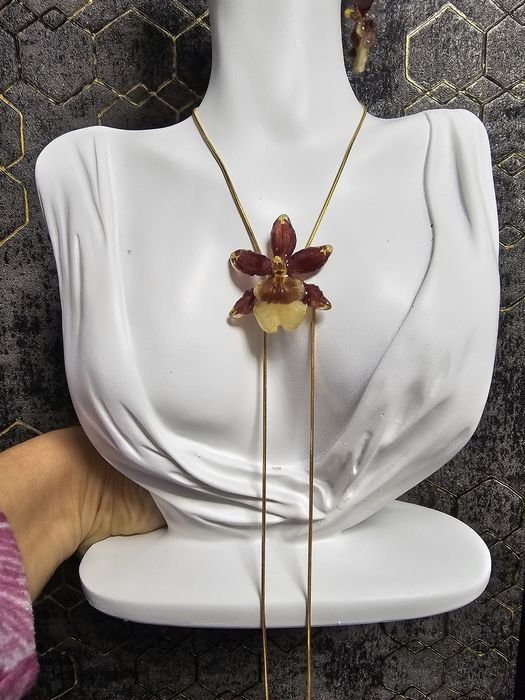 Колие с естествен цвят на мини орхидея.