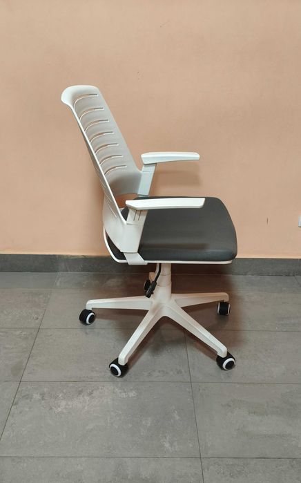 Стол въртящ регулируем БЯЛ