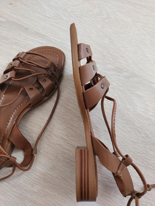 Кафяви и бели  сандали с  връзки и каишки-30лв.