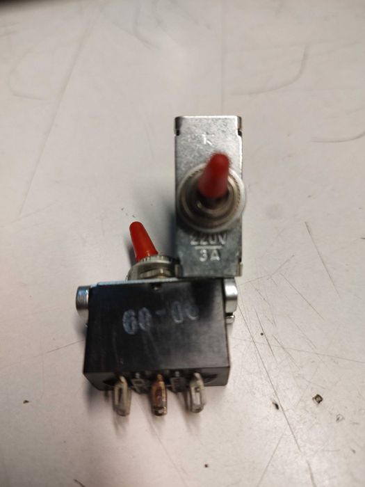 Продавам  женски банан букси 0,06лв.  ЦК ключета и  ключета с връзка