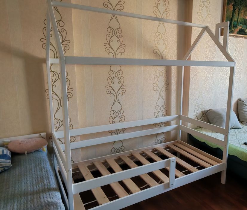 Продам кровать детскую домик
