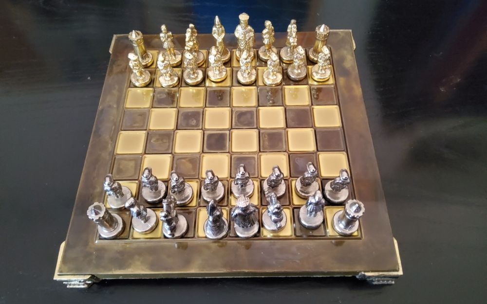 Sah cu tabla si piese din metal