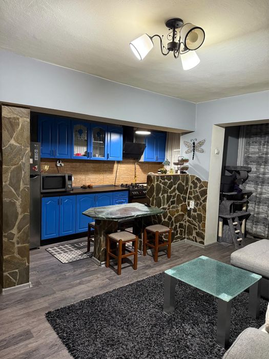 „Apartament 2 camere, mobilat și utilat, gata de locuit