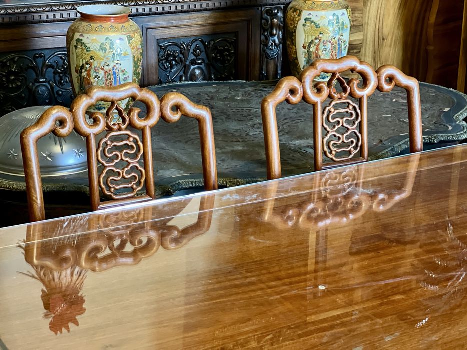 Masă din lemn masiv cu 4 scaune, stil asiatic, foarte elegantă și bine întreținută