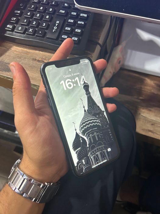 продам iPhone 11