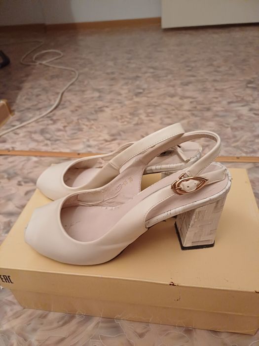 Аяқ киімдер сатылады