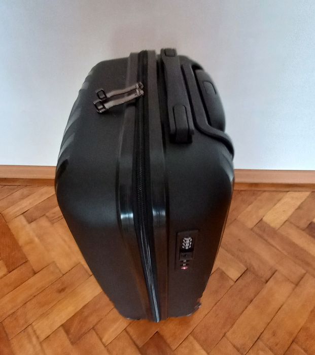 Troler standard Sagrada Catalana, 55x36x22 cm din polipropilenă, 4 roti 360°, TSA, maner telescopic, negru