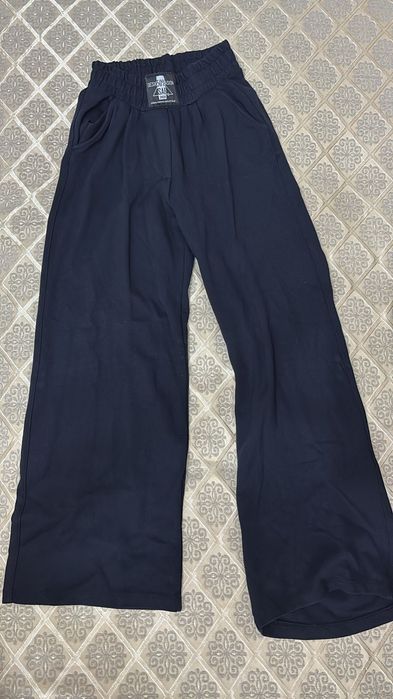 Школьные пиджаки, рубашки и юбка