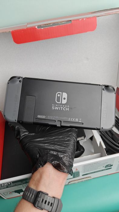 Nintendo Switch V2 (HAC-001(-01)), complet funcțional, fără stick drift.