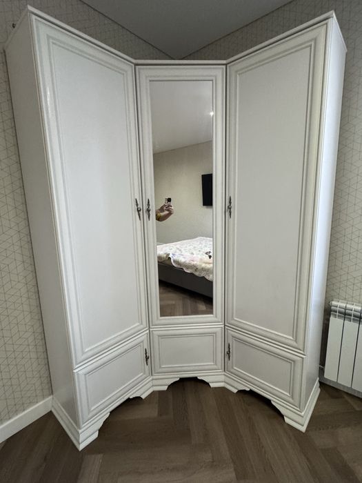 Шкаф угловой с зеркалом