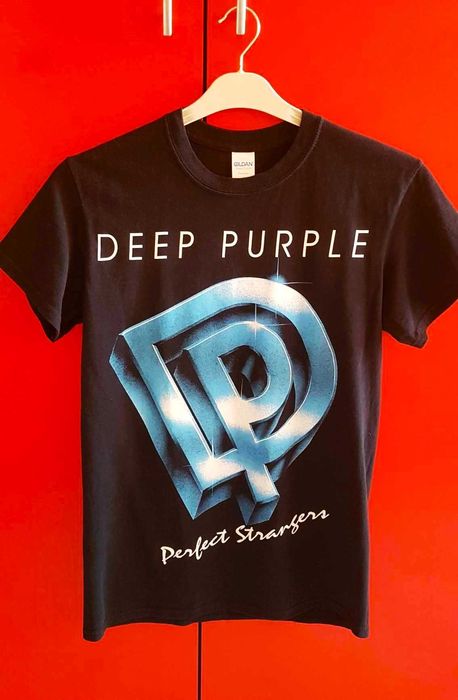 Тениска Deep Purple, дизайн Лице и Гръб 100% памук в черно и синьо-лилаво.