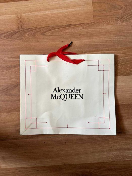 Sneakers Alexander McQueen cu eticheta (nu Nike, Gucci, Adidas, Balenciaga)