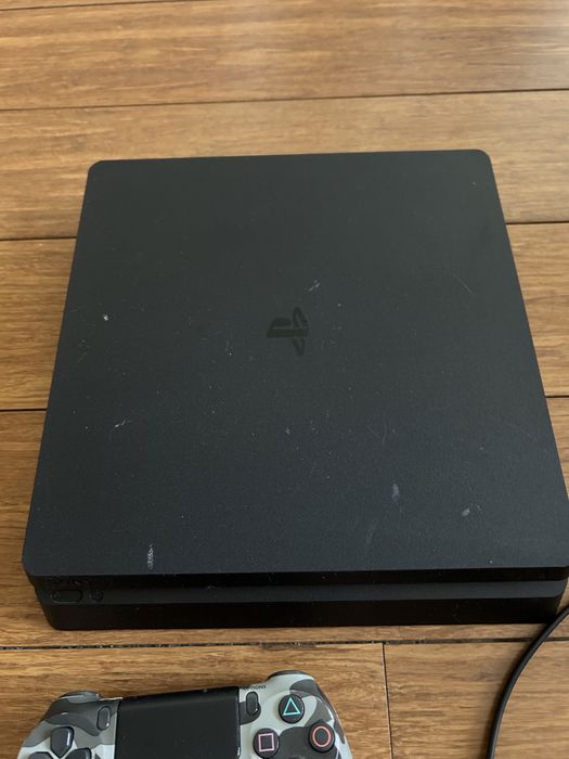 Playstation 4 конзола и три джойстика