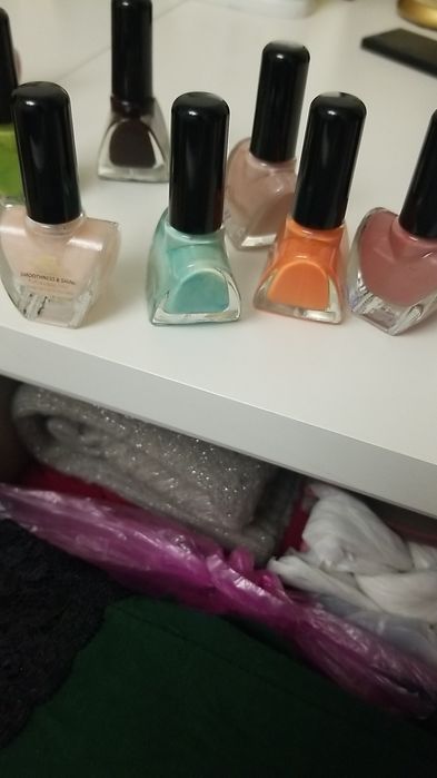 Лаки для ногтей разные