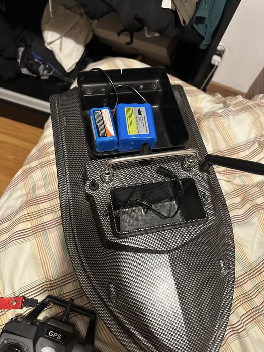 Лодка за захранка с gps