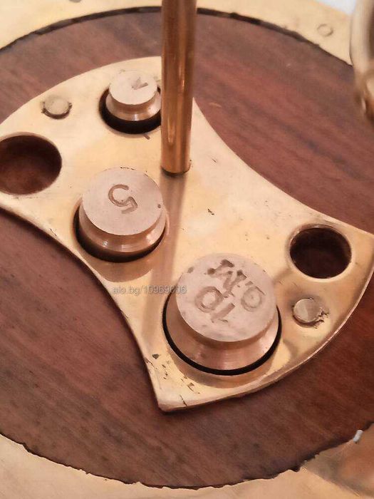 Везни с тежести.