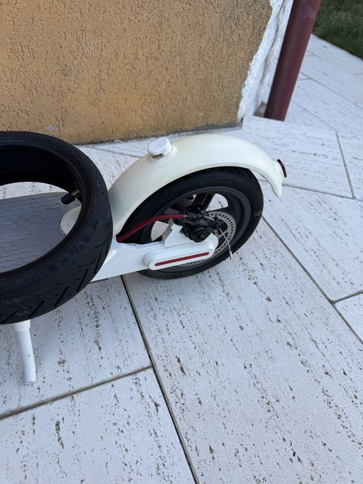 Xiaomi Mi Electric Scooter M365 – Stare foarte bună + 2 anvelope noi