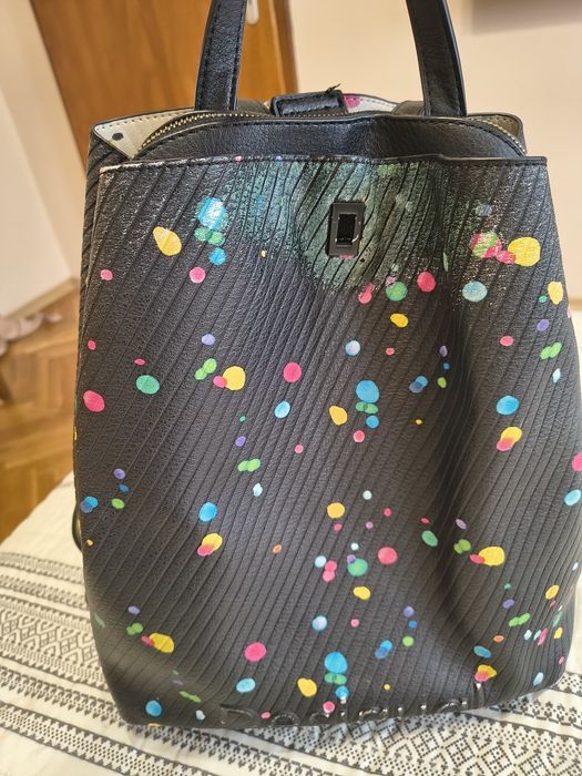 Продавам дамска чанта на Desigual