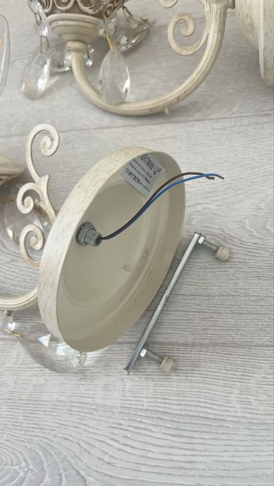 Set 5 aplice de perete , finisaj alb antichizat. metal+cristale