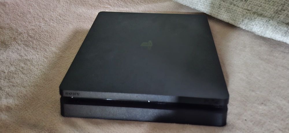 Vand PS4 SLIM cu 2 controller și 19 jocuri